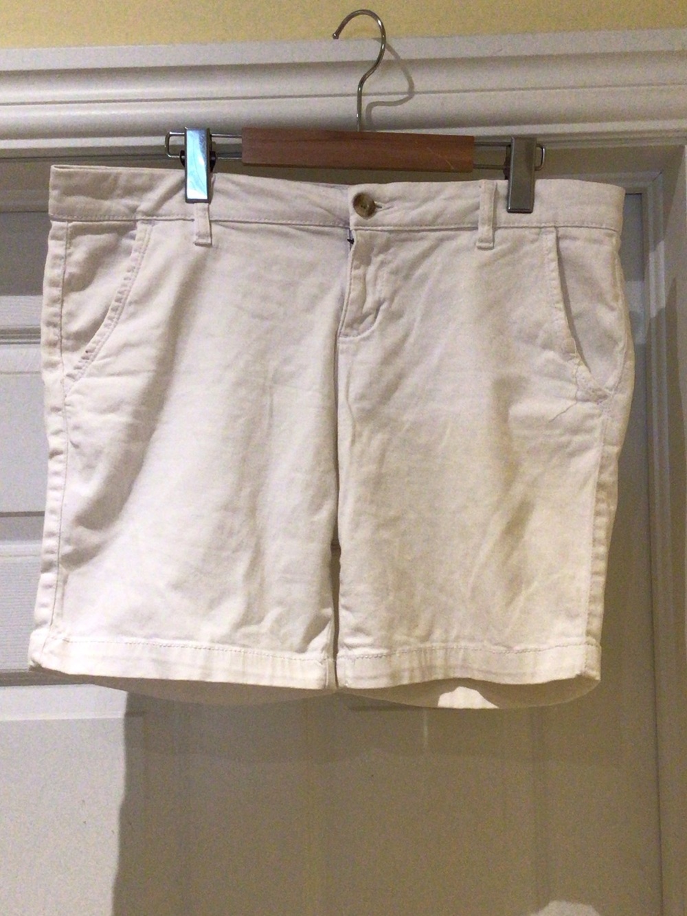 Aeropostale Preppy Effortless White Bermuda Shorts 9’’
